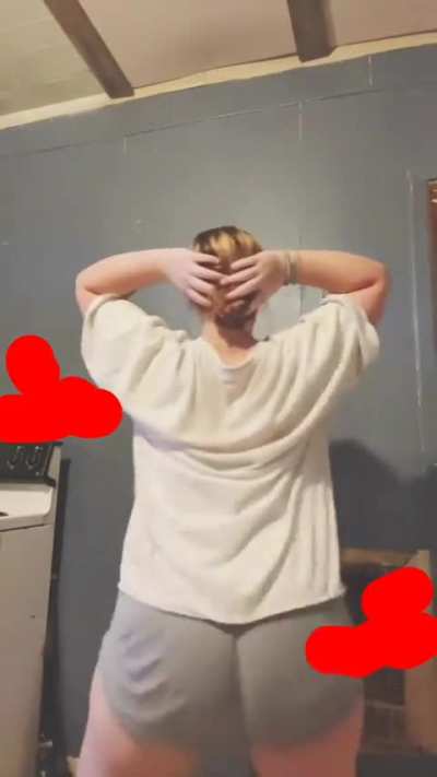 Shaking that big juicy white ass 😮&zwj;💨😮&zwj;💨