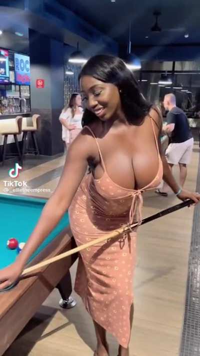 @_ellietheempress_