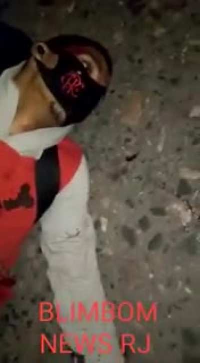Granada na m&atilde;o do bandido que tentou assaltar um onibus durante a madrugada no RJ explodiu e acabou matando o mesmo. Minha cidade n&atilde;o &eacute; para amadores