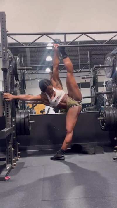 Did you stretch those muscles out today 👀🤸🏾&zwj;♀️ #ebonyfitness #flexibility #stretching #muscle #musclebuilding #prettyfitmelanin #melaninfitness #melanincrushdaily @melanincrushdaily @goddessinthegym @prettyfitmelanin @fitfortheculture @fit_chocolate365 @b