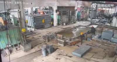 Magnetic crane fails to uplift load, load falls and crashes a worker. China, 24 February 2024