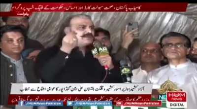 Yar ye wohi banda ha jis k 9 saal k betay no driving ki video ko is ny apna personal matter bola tha ab logon k niwaly gin raha ha