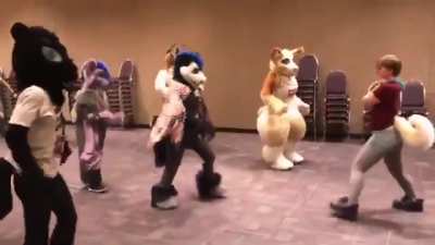 Ahri teaching K/DA&rsquo;s choreography to the other vastaya
