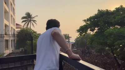 How does it look like from SRK's side ? , Here it is Today evening Fans at Mannat.