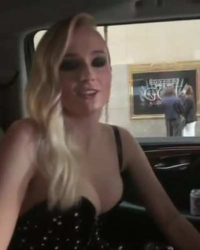 Sophie Turner Big Cleavage