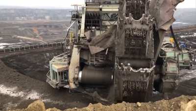 Yup. Just as I thought it would be like 😵&zwj;💫. How a Bucket Wheel Excavator in action looks like.