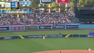 Video: Hunter Pence gets boo&rsquo;d, hits a home run, and reveals a Giants undershirt in front of Dodger Stadium