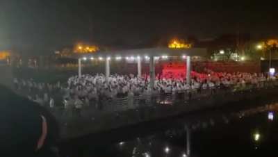 Chinese employees of the Quanta factory escape by vaulting over barricades qafter more than a month of lockdown.