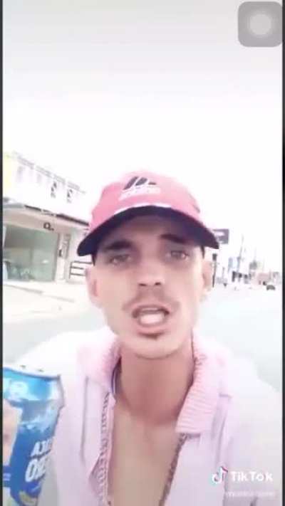 Hahaha🤣 FILHA DA PUTA!!🤬 &Eacute; viado 🦌 esse veio🧓🏻 gosto dele nao🙄