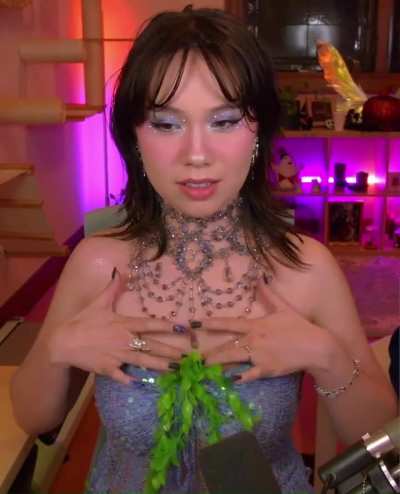 Jodi applying glitter