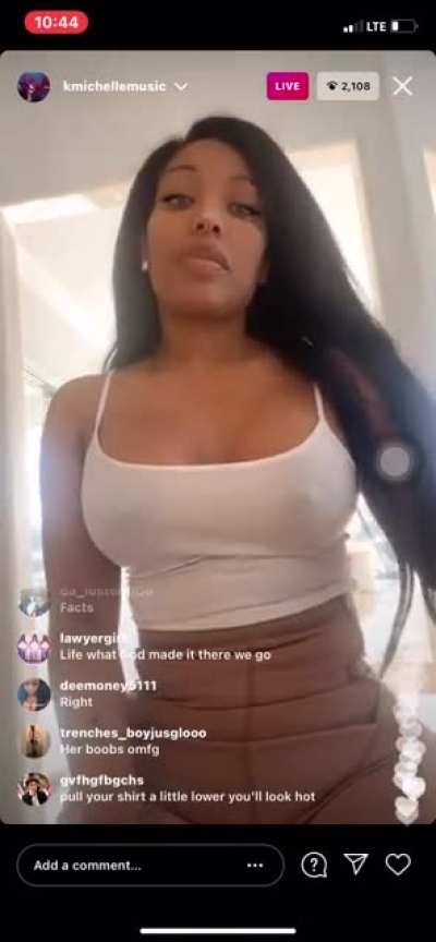 She is live rn 🙈🙈