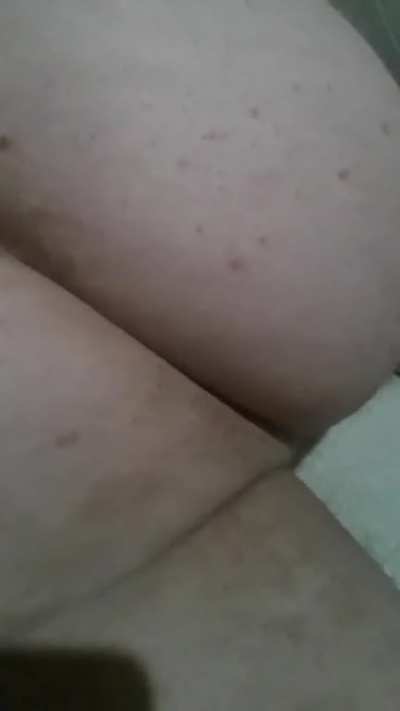 [18]"Just tap my thigh if you need to get air,ok?"