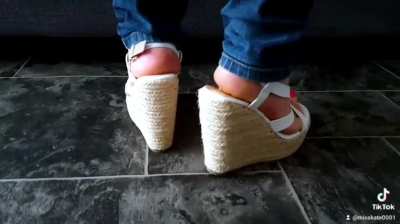 Do you like my feet in these wedges flip-flops ?