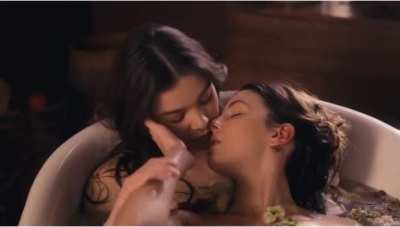 Hailee Steinfeld &amp;amp; Ella Hunt - Dickinson