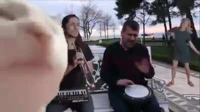 Вставляет