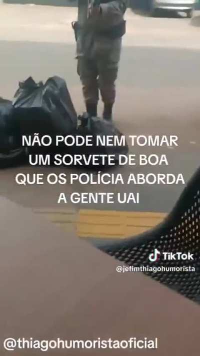 Ele tava s&oacute; tomando sorvete poxa 