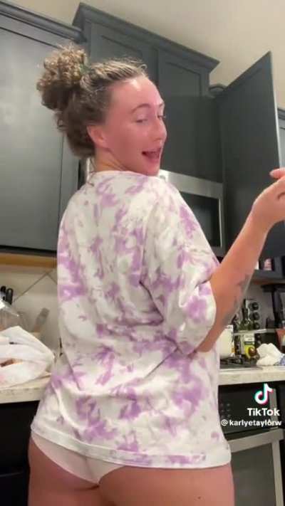 She knows how to shake it....@karlyetaylorw