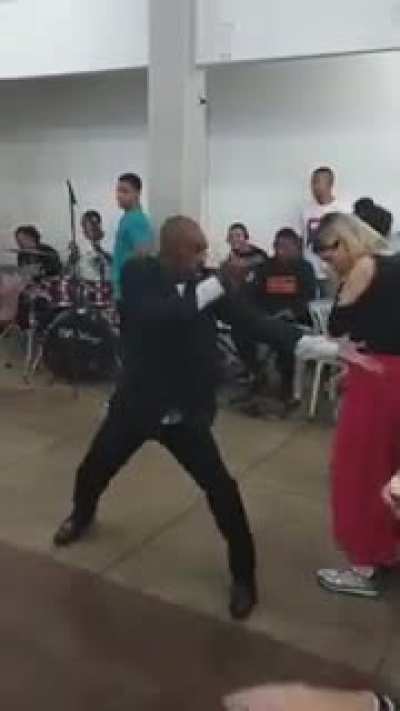 Bailao na igreja
