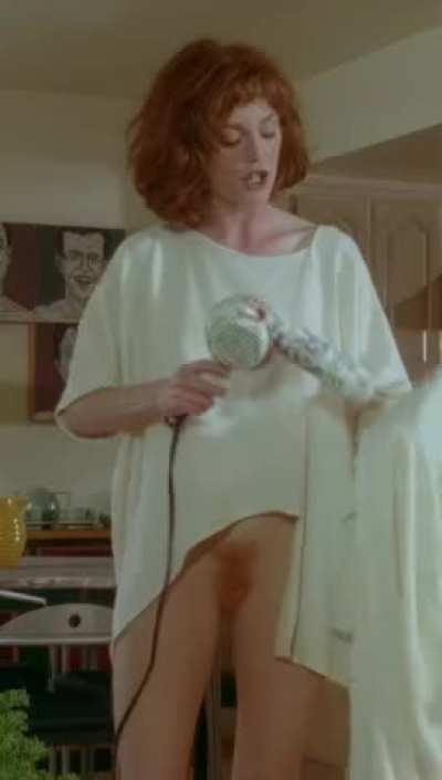 Julianne Moore shows us she's a natural redhead in Short Cuts
