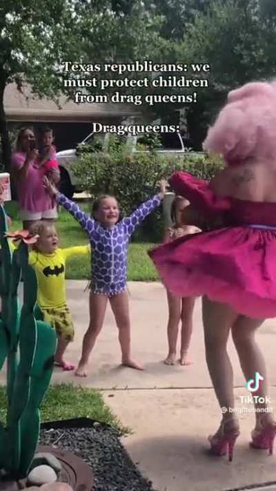 drag queen at a children&rsquo;s birthday party ♡!