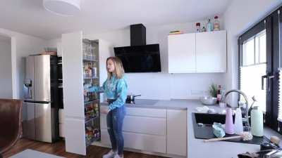 Julia Beautx in Jeans&hellip; Quelle: &bdquo;ICH WERDE ZU MEINEM EIGENEN NAGELSTUDIO&hellip;&ldquo;