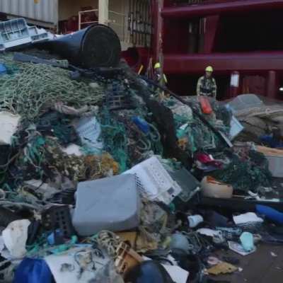 Footage of extraction in the Great Pacific Garbage Patch by &ldquo;The Ocean Cleanup&rdquo;