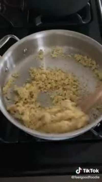 baru pertama kalinya aku ngilu liat orang masak tempe