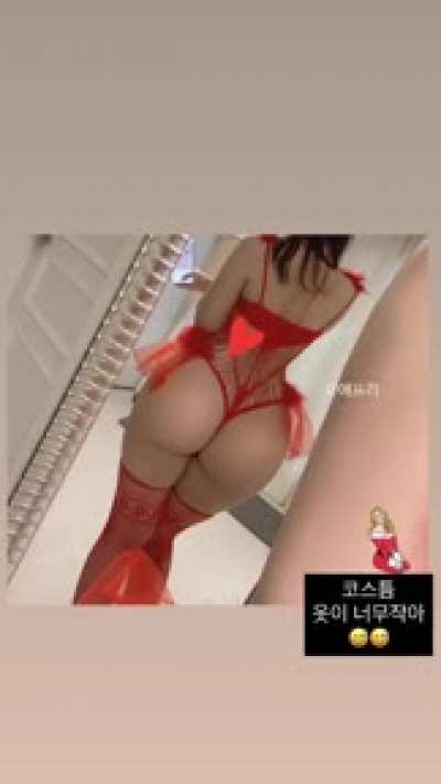 xxapple_e is dressed for Christmas