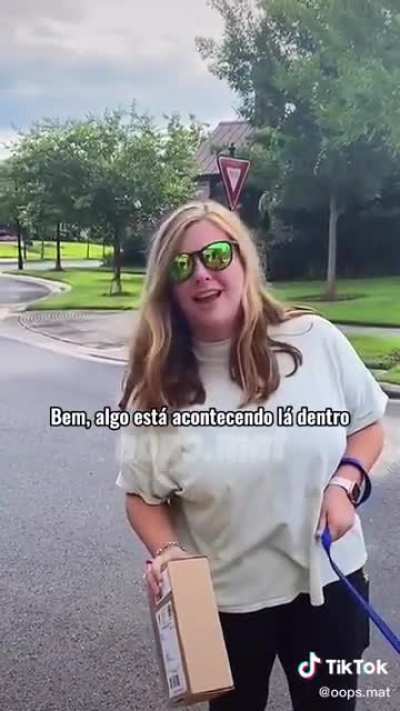 Aqui vemos uma Karen tentando pegar os pertences de um cara.