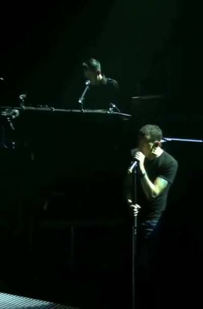 Chester singing &ldquo;Rolling In The Deep&rdquo;