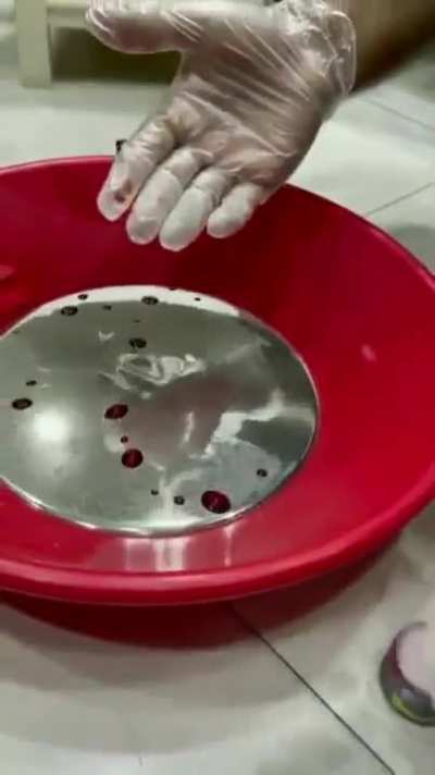 Using red dye to demonstrate that mercury can't be absorbed by a towel