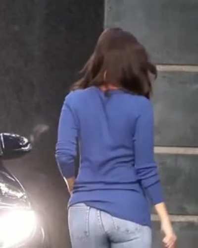 Vaani Kapoor tight jeans