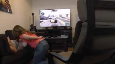 Gamer GF improves bad game with a suck &amp;amp; swallow