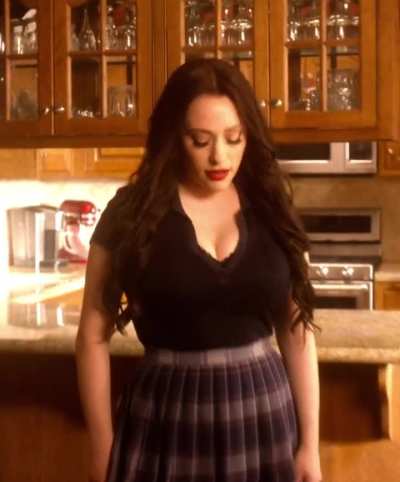 Kat as Jules in "Dollface" S2E3 "Boss Lady"