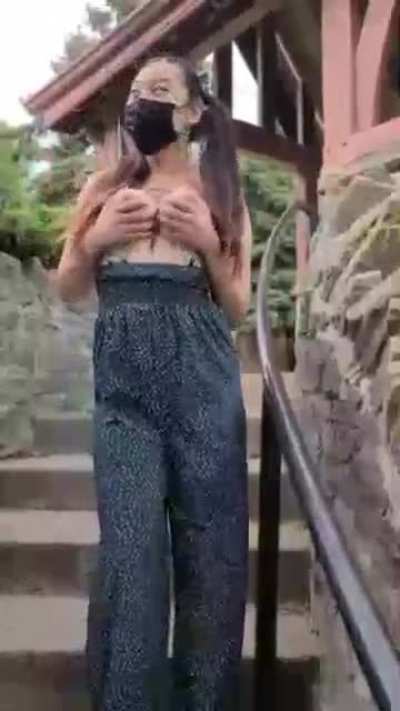 I love flashing in public😉