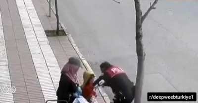 Kağıt toplayan kadın ve &ccedil;ocuğunu maskesiz g&ouml;r&uuml;nce onlara ceza yazmak yerine maske verip iftar kumanyası hediye eden polis