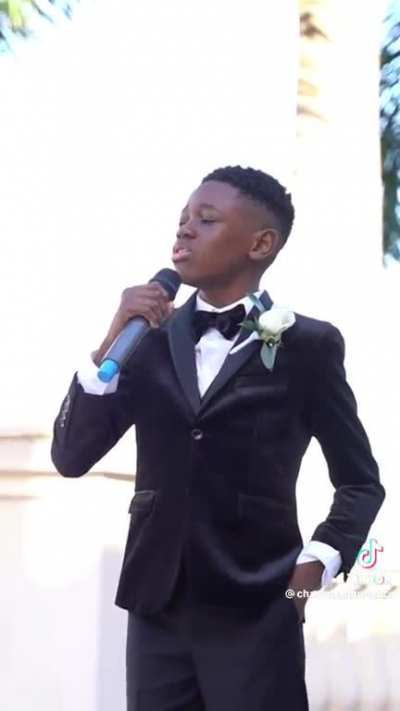 Bravest son singing for his parents&rsquo; vow renewal