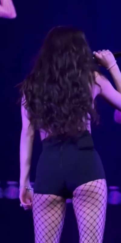 She&rsquo;s so hot on stage