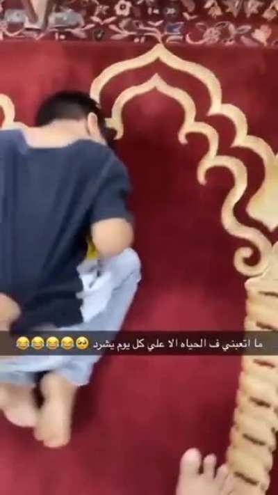 Din derslerine gire gire m&uuml;sl&uuml;man oldu, tutturdu namaz kılıcam diye. Benim oğlumsan kılamazsın!