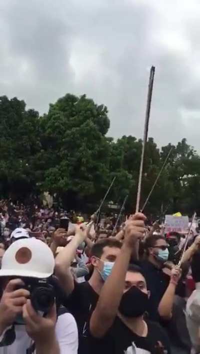 Colombian Orchestra joins the protest in Medellin
