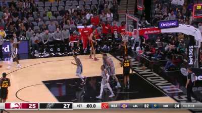 [Highlight] Trae Young floats it in to beat the buzzer