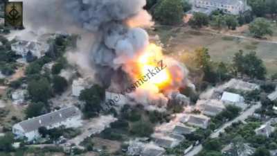Russian strike on a claimed command post in Dniprovs'ke (Kherson region) with four UMPB D-30SN glide bombs