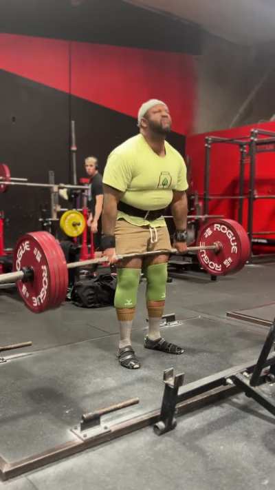 Deadlifts 220kg x2