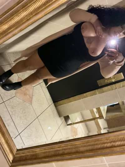 Meet me in the stall 💋