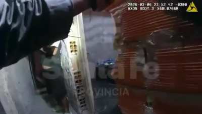 Amenazó a su mujer con su cuchillo y a la policía con una viga: lo inmovilizaron con una pistola Taser
