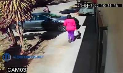 Motochorro intenta robarle a una mujer, pero ella arrojó el celular a un patio