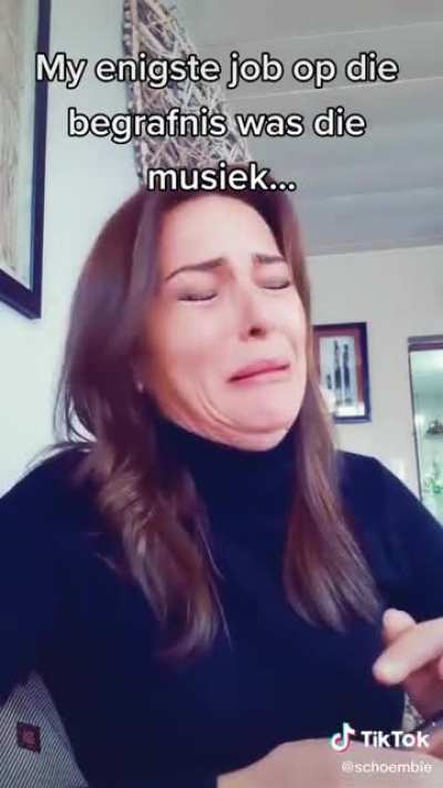 The caption translates to: &ldquo;My only job at the funeral was the music&rdquo;.