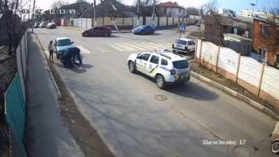 Hitting a pedestrian in front of the police