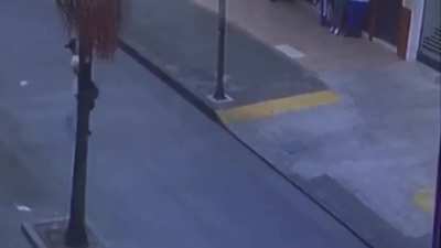 Man crashes his motorcycle into a lamp post