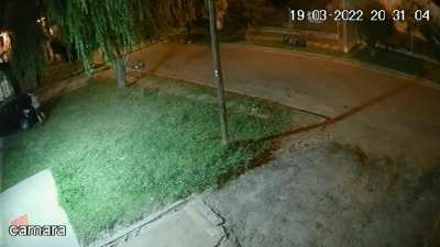 Quisieron robarle el auto, le dispararon y los echó a piedrazos (La Matanza)